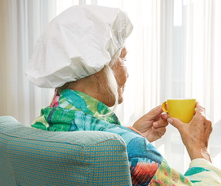hair wash with a Swash-shampoo cap on an eldery person